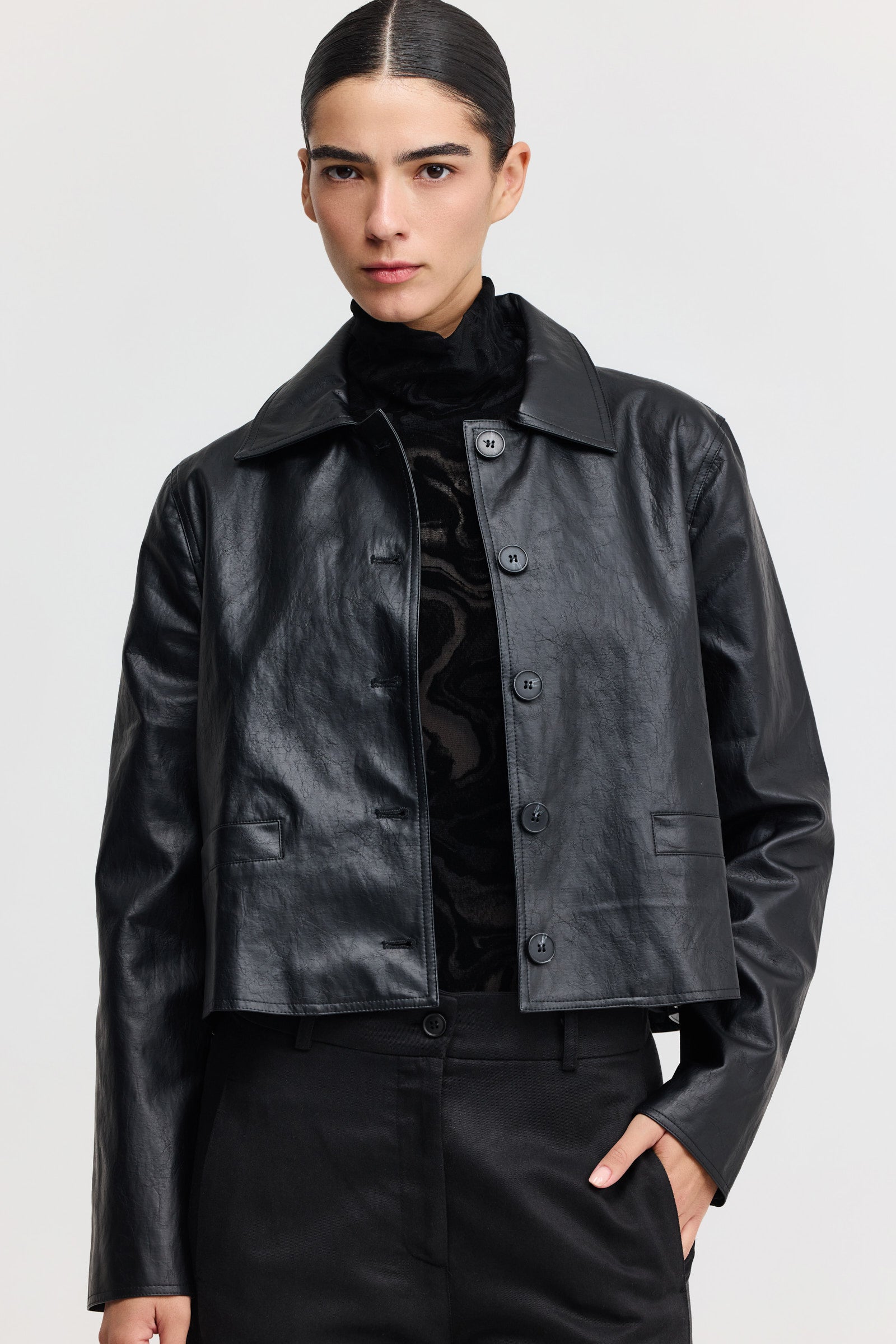 ג׳קט דמוי עור שחור לנשים | ג׳קט קצר אלגנטי ועל-זמני