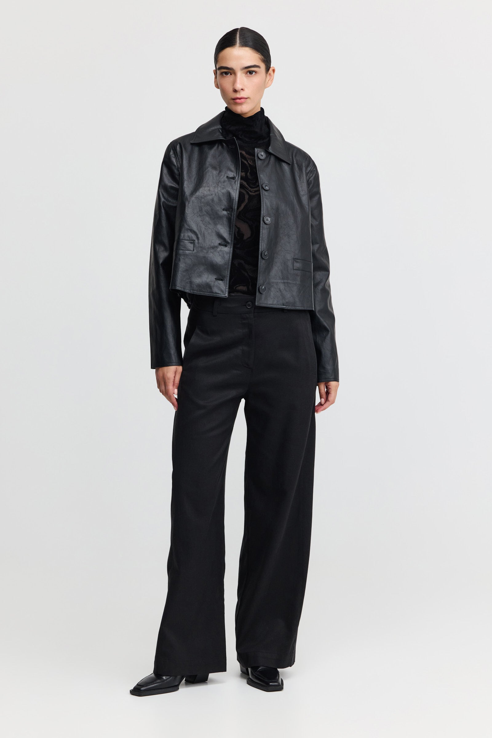 ג׳קט דמוי עור שחור לנשים | ג׳קט קצר אלגנטי ועל-זמני