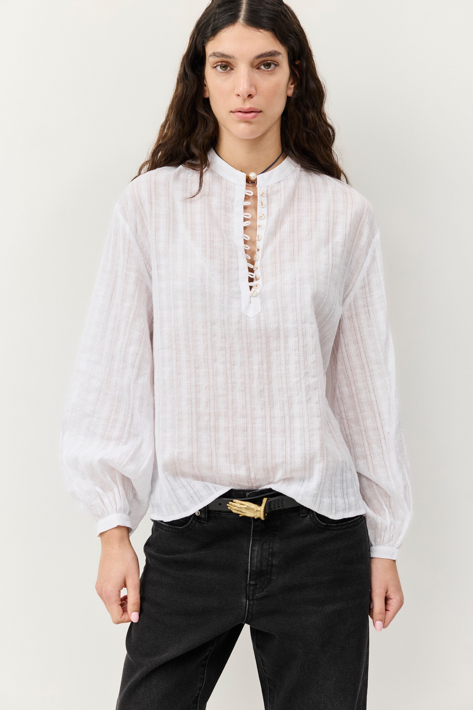 חולצה שרוקמת חלומות