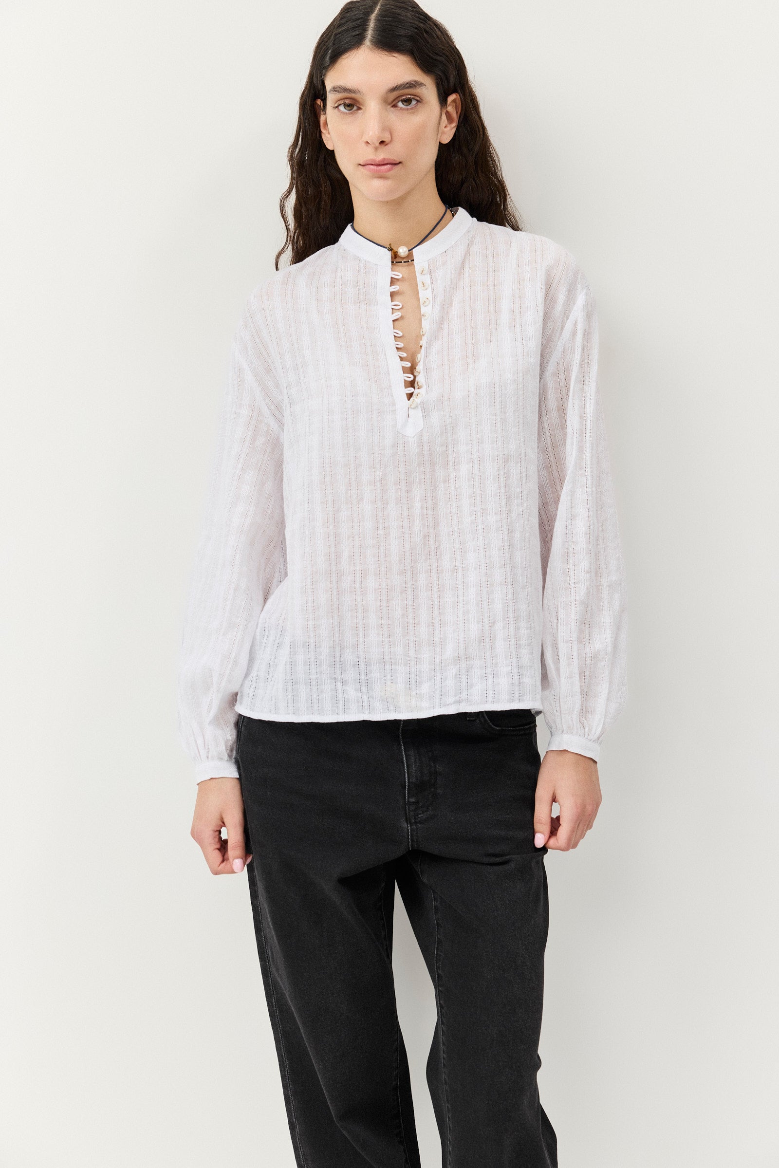 חולצה שרוקמת חלומות