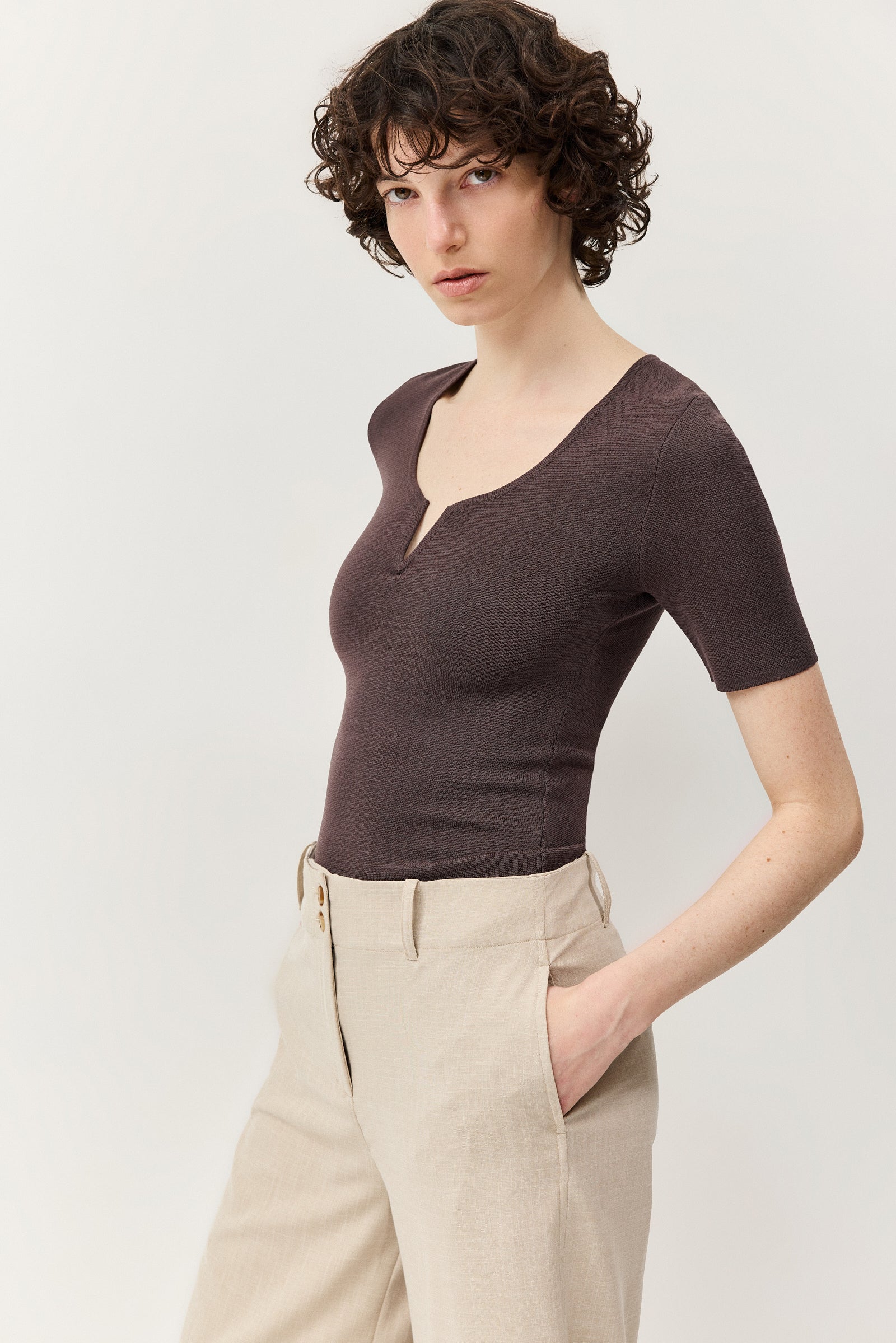 חולצה ששמה הכל במקום