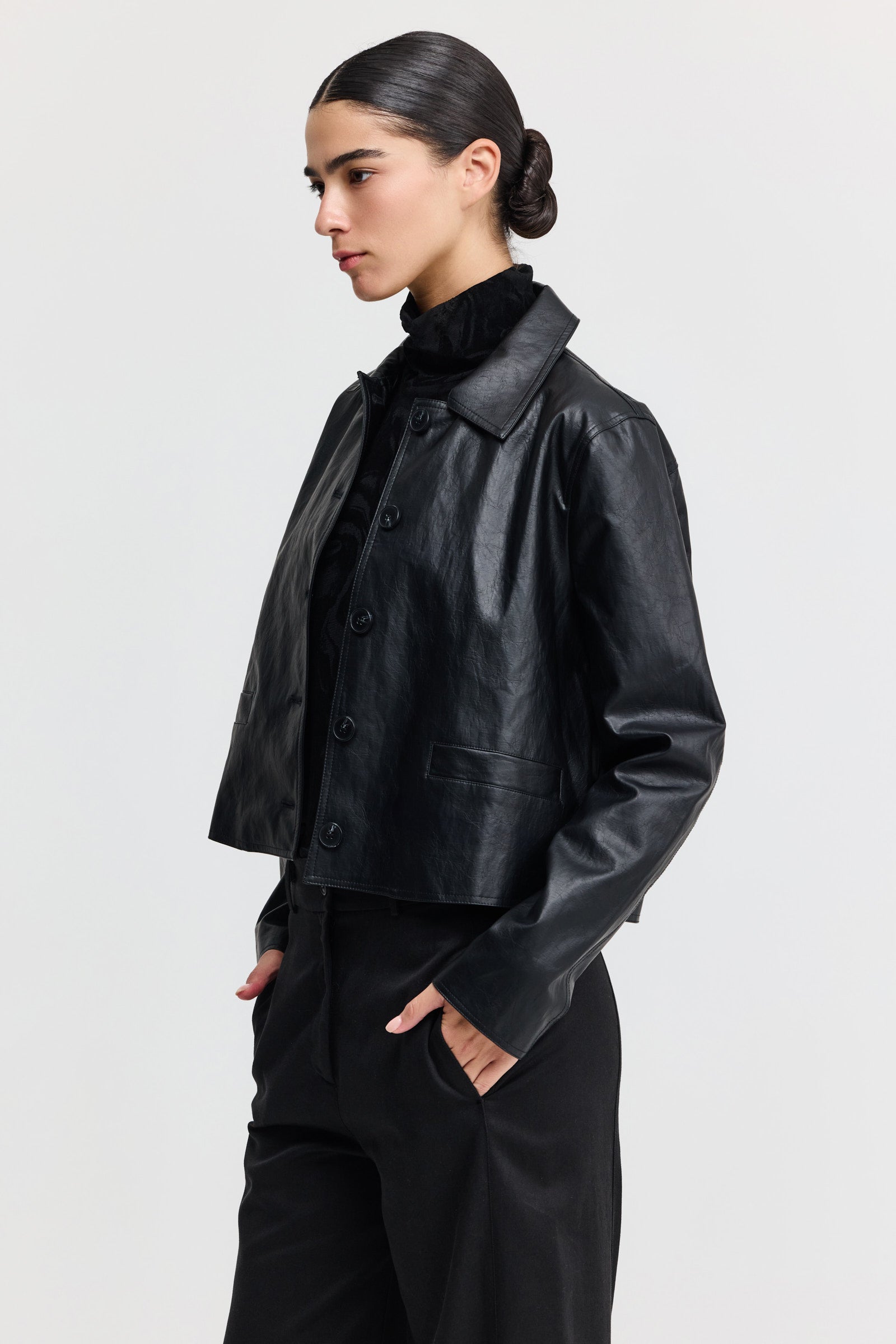 ג׳קט דמוי עור שחור לנשים | ג׳קט קצר אלגנטי ועל-זמני