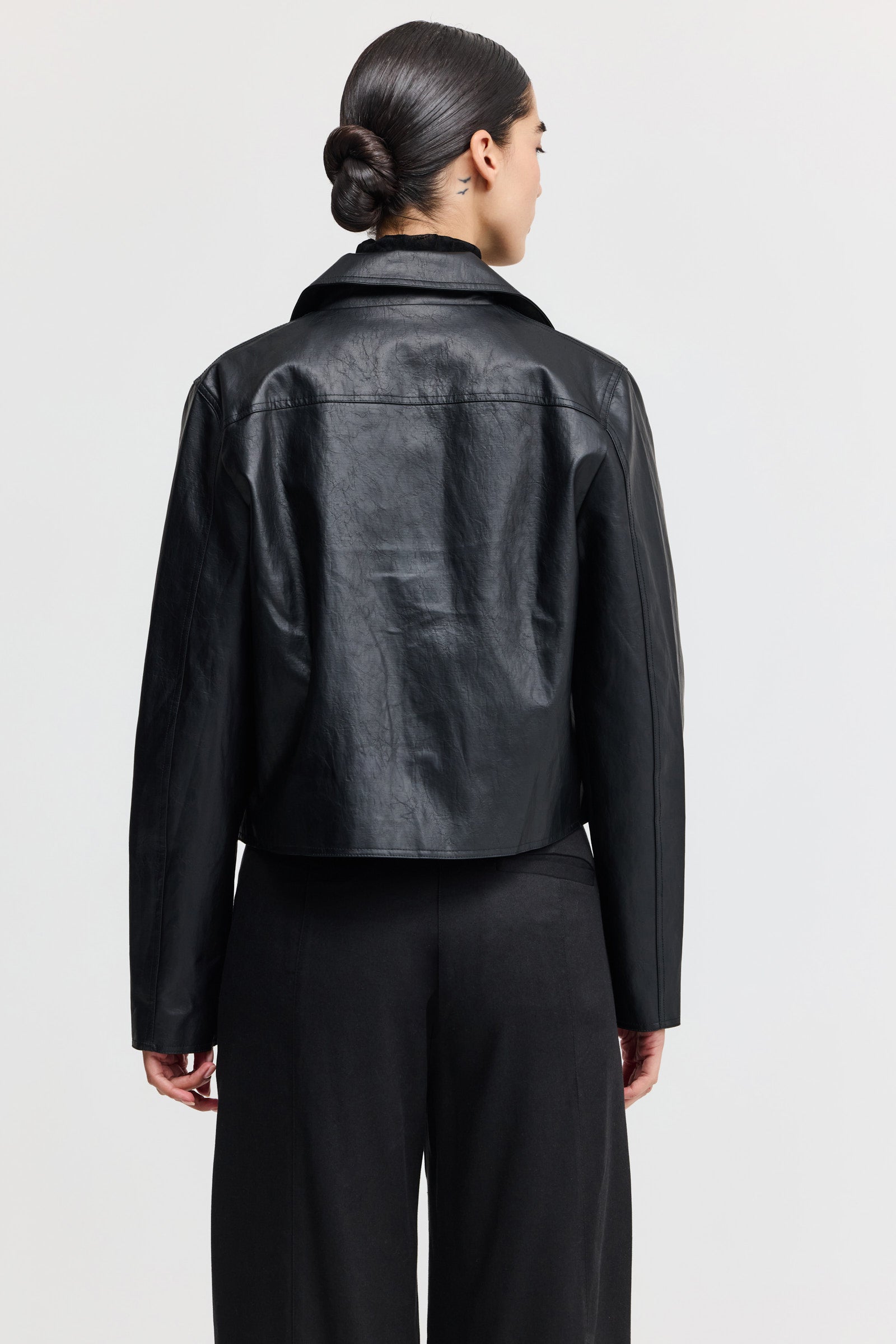 ג׳קט דמוי עור שחור לנשים | ג׳קט קצר אלגנטי ועל-זמני