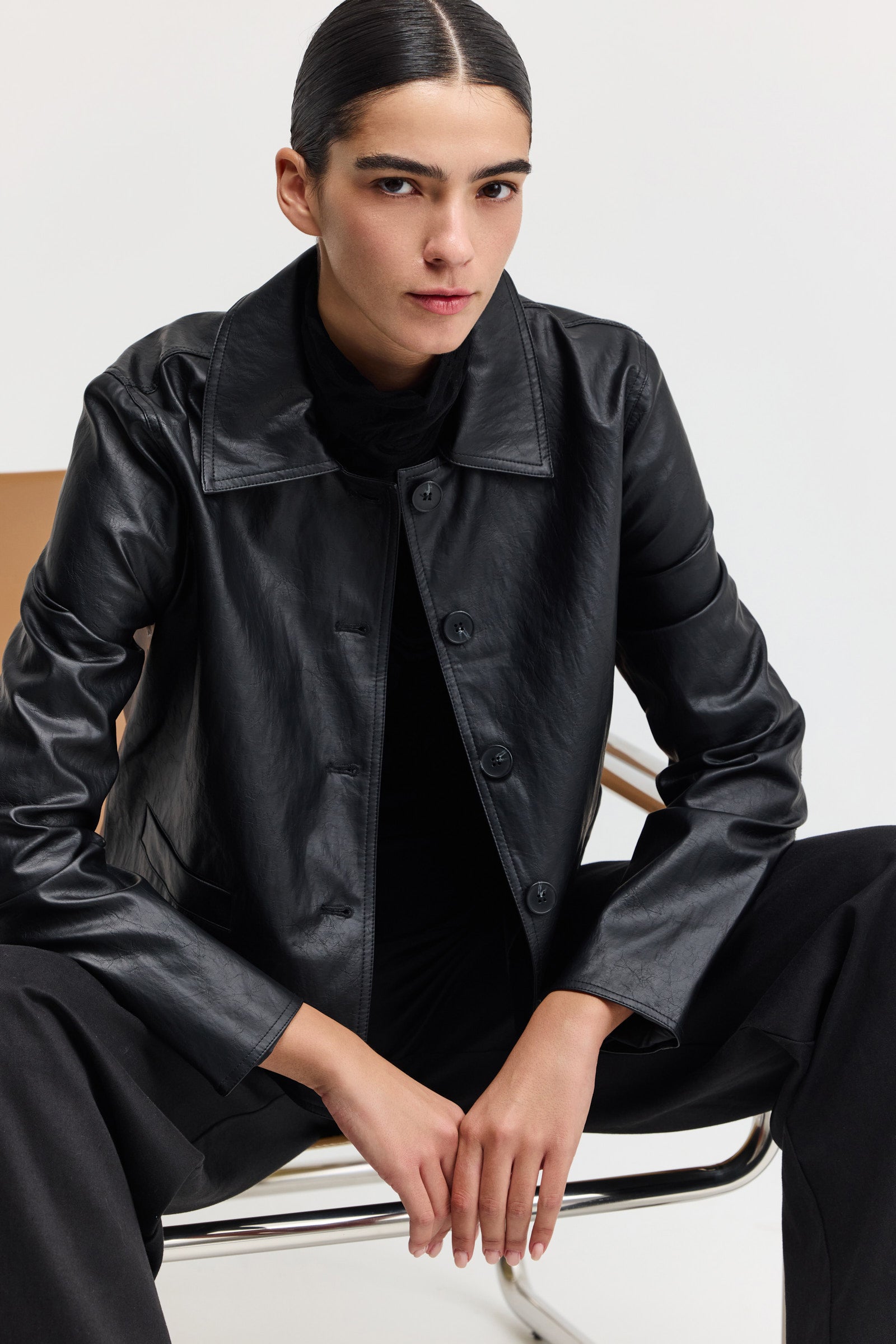 ג׳קט דמוי עור שחור לנשים | ג׳קט קצר אלגנטי ועל-זמני